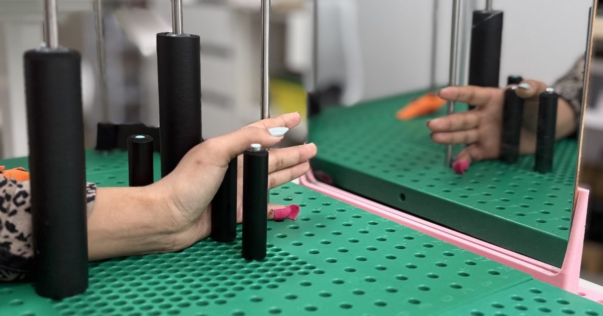 Terapia de espejo para rehabilitación neurológica de la mano en RehabiliTO