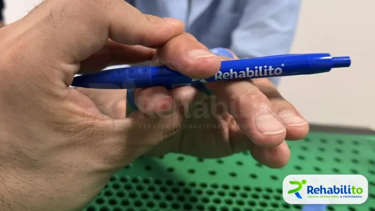 Órtesis de anillo para dedos. Adaptada para escribir. RehabiliTO, CDMX