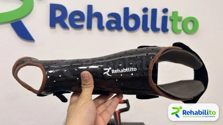 Órtesis de antebrazo y muñeca. Termoplástico negro con logo RehabiliTO. RehabiliTO, CDMX