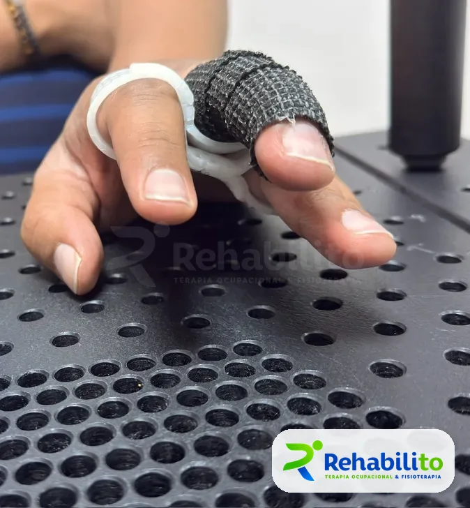Órtesis de dedo a la medida. Con vendaje de compresión. RehabiliTO, CDMX