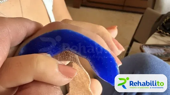 Órtesis tipo canaleta para dedo. Termoplástico azul perforado. RehabiliTO, CDMX