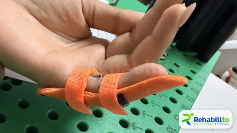 Órtesis tipo canaleta para dedo. Termoplástico naranja. RehabiliTO, CDMX