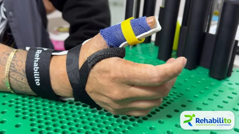 Órtesis de dedo con correas. Durante ejercicio de agarre. RehabiliTO, CDMX