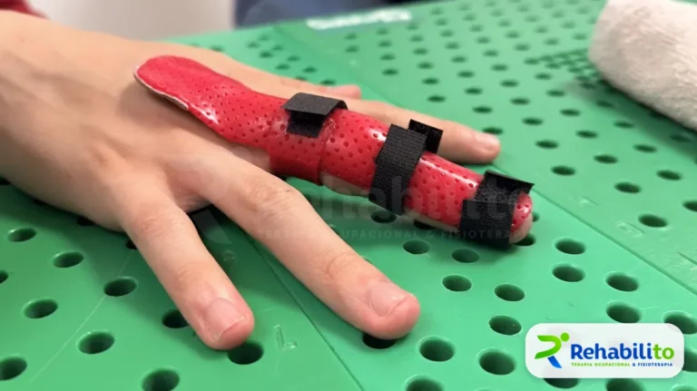 Órtesis de dedo. Termoplástico rojo perforado con correas. RehabiliTO, CDMX