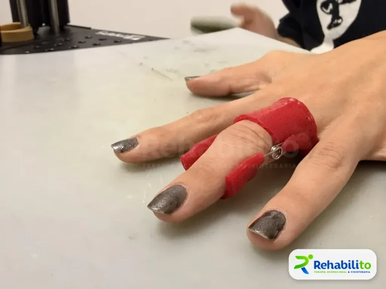 Órtesis dinámica de dedo. Termoplástico rojo con resorte. RehabiliTO, CDMX
