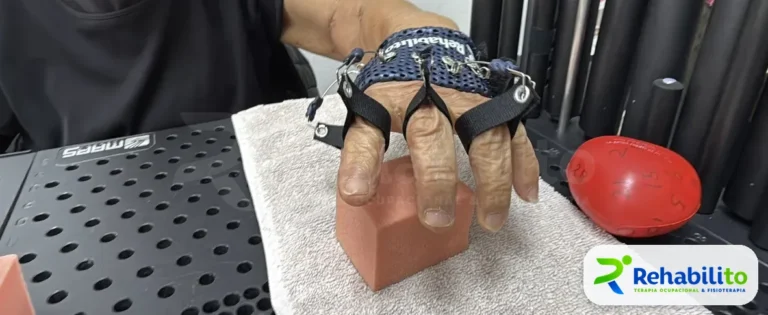 Órtesis dinámica de mano. Durante ejercicio funcional en la clínica. RehabiliTO, CDMX