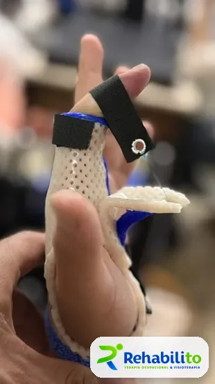 Órtesis dinámica de pulgar. Termoplástico blanco con tracción. RehabiliTO, CDMX