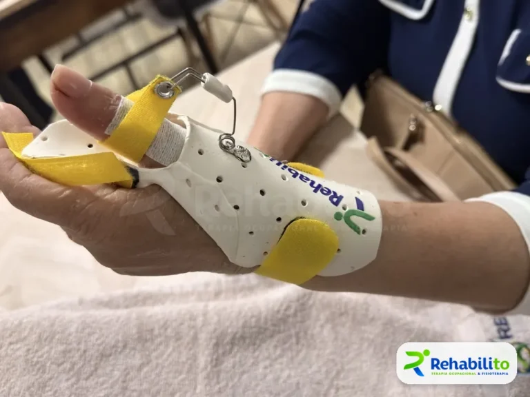 Órtesis dinámica de pulgar. Con base de muñeca y tracción elástica. RehabiliTO, CDMX