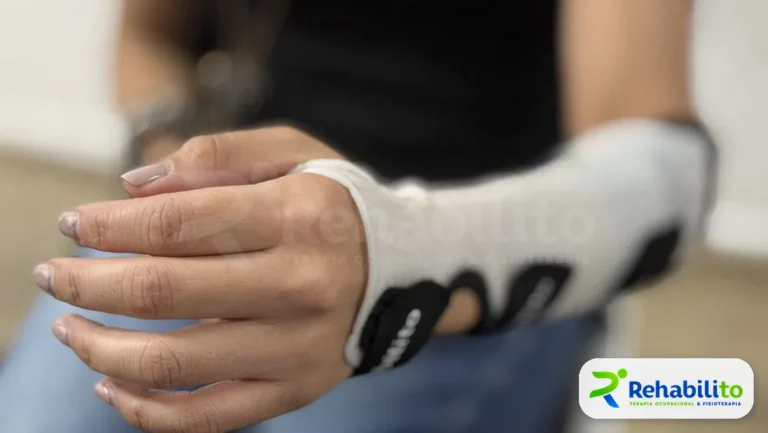 Órtesis de muñeca a la medida. Termoplástico blanco. RehabiliTO, CDMX