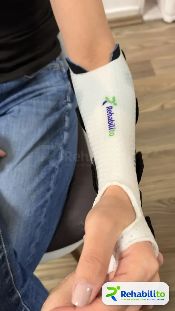 Órtesis de muñeca y pulgar. Termoplástico blanco con logo. RehabiliTO, CDMX