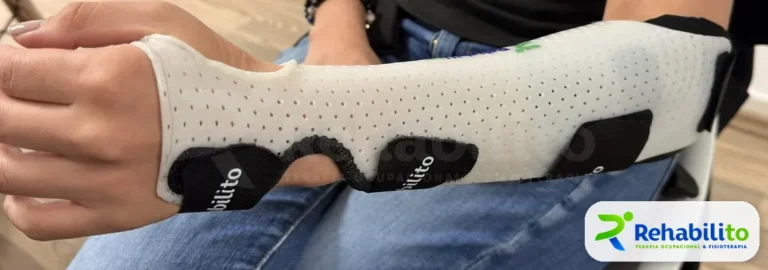 Órtesis de muñeca y pulgar. Termoplástico blanco perforado. RehabiliTO, CDMX
