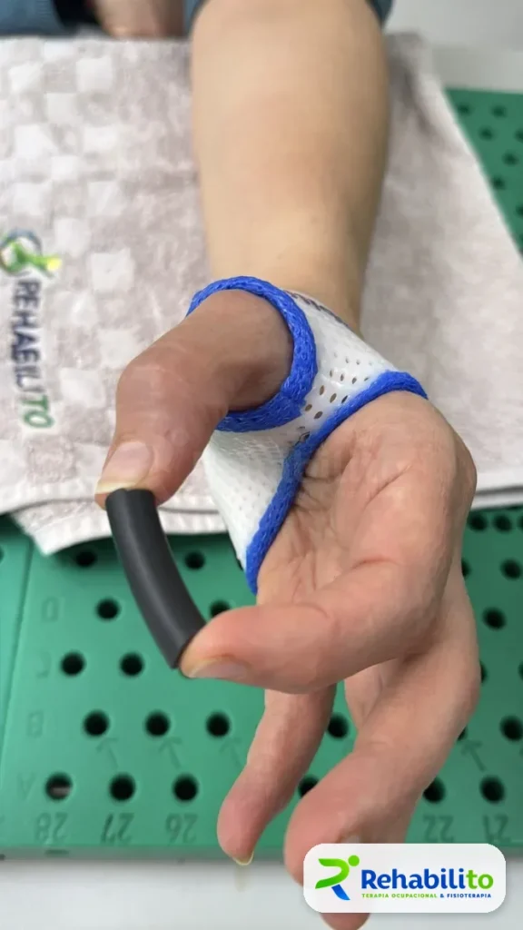 Órtesis de pulgar. Blanca con borde azul, permite la pinza. RehabiliTO, CDMX