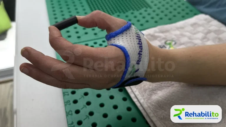 Órtesis de pulgar. Vista lateral durante la pinza. RehabiliTO, CDMX