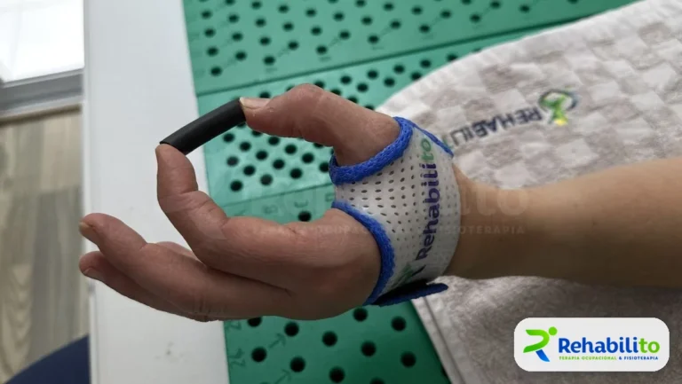Órtesis de pulgar perforada. Permite trabajar la pinza. RehabiliTO, CDMX