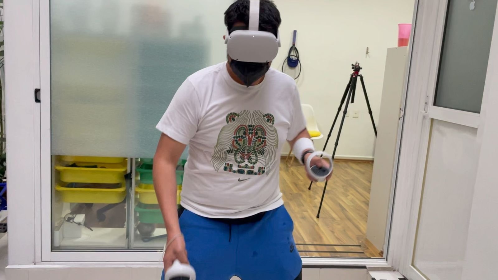 Paciente en terapia con realidad virtual para extremidad superior en Rehabilito