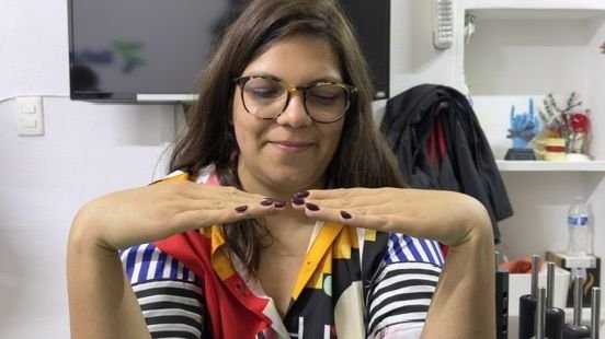 Terapeuta ocupacional de Rehabilito demostrando un ejercicio de manos