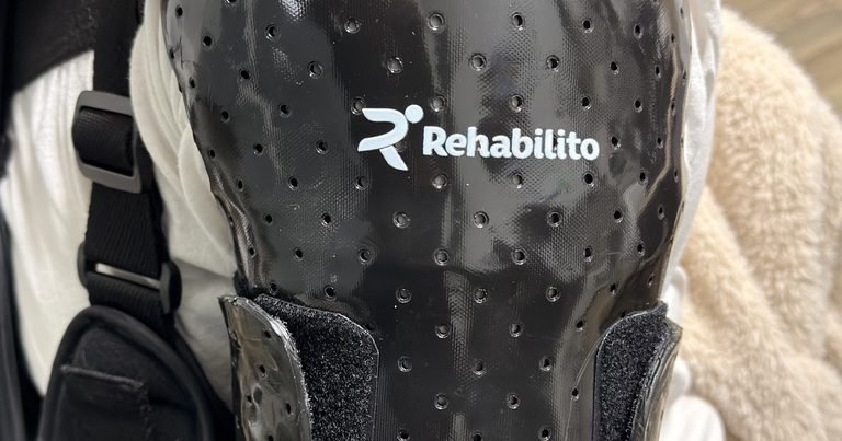 Órtesis de hombro a la medida con logo de Rehabilito para terapia de hombro
