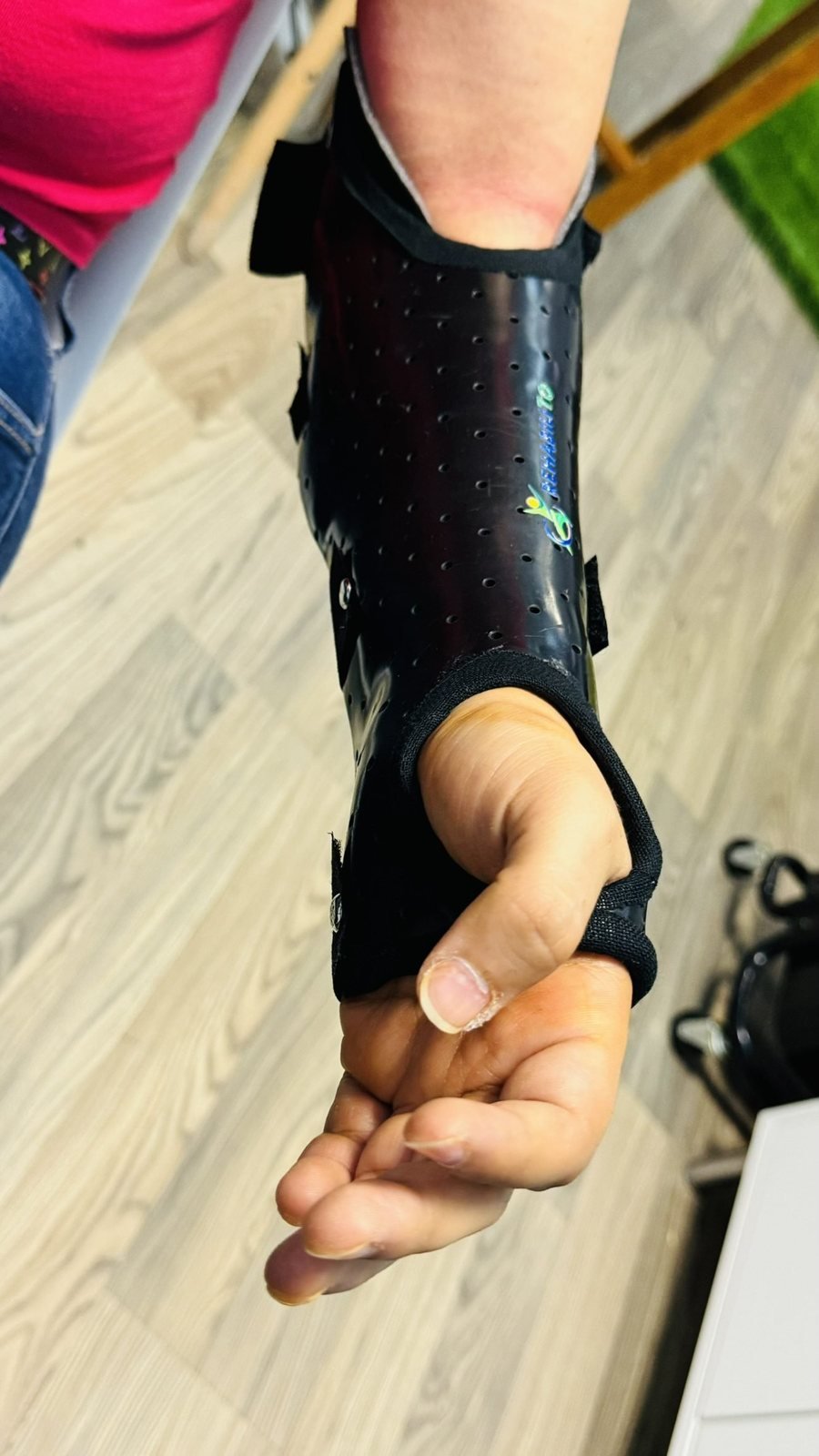 Mano con órtesis de muñeca para túnel del carpo